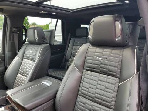 Used 2023 Cadillac Escalade Premium Luxury Platinum AWD/4WD image 17