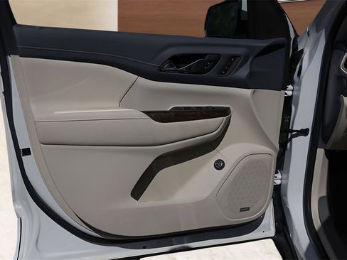 Used 2021 GMC Acadia Denali w/ Denali Technology Package image 24