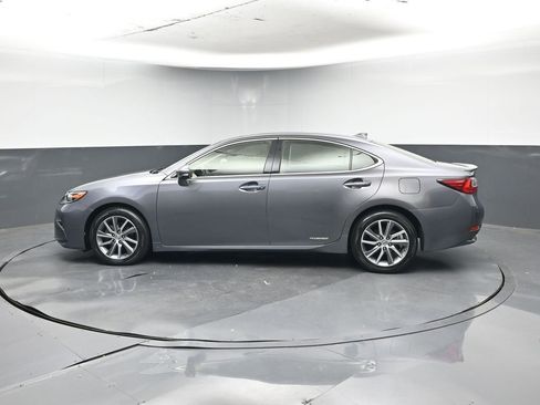 Used 2017 Lexus ES 300h image 2
