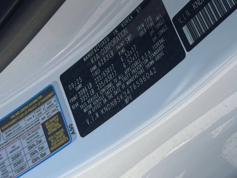 Used 2026 Kia Carnival FWD image 32