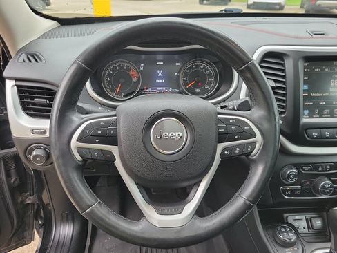 Used 2018 Jeep Cherokee Trailhawk AWD/4WD image 23