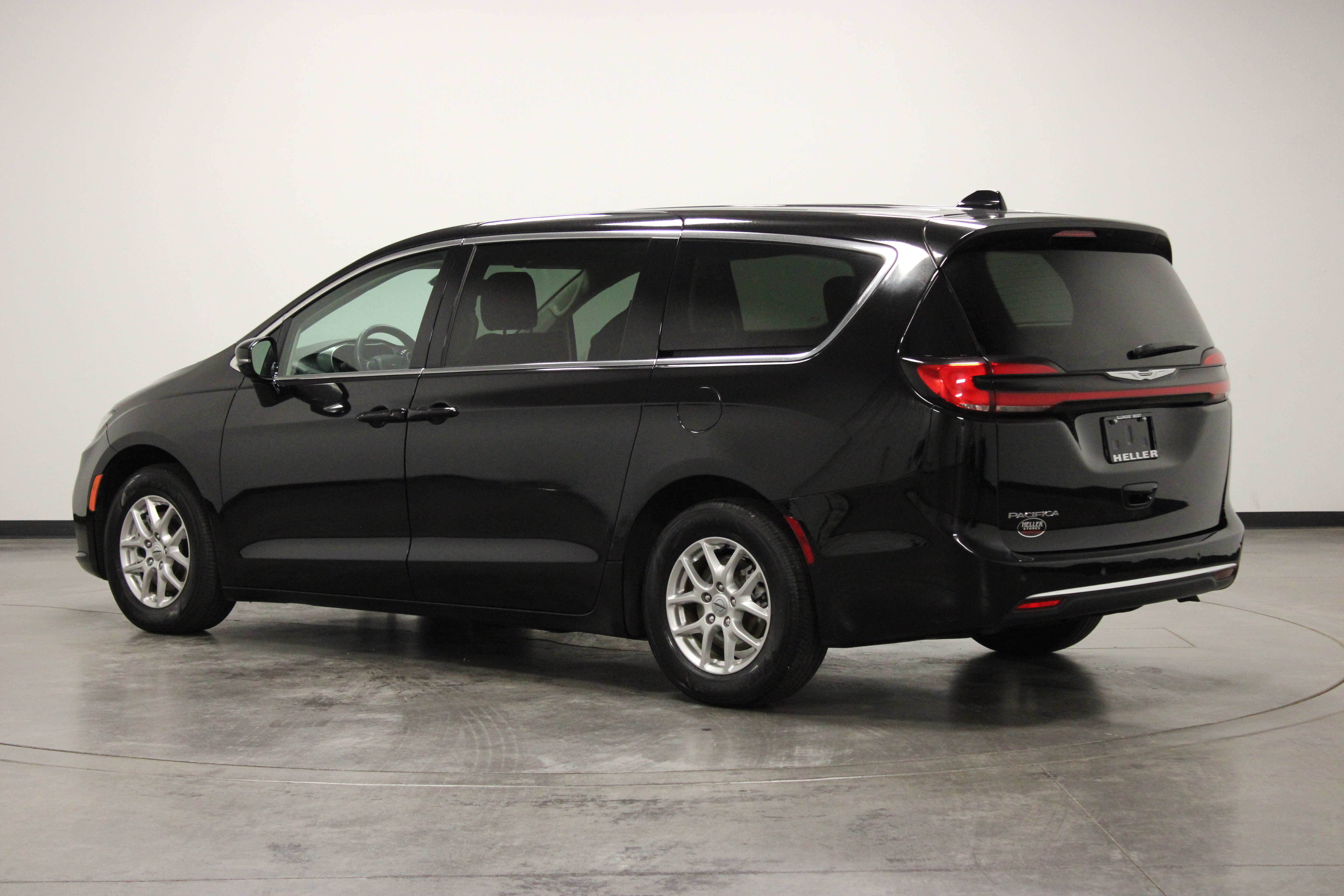 Used 2024 Chrysler Pacifica Touring-L FWD image 6