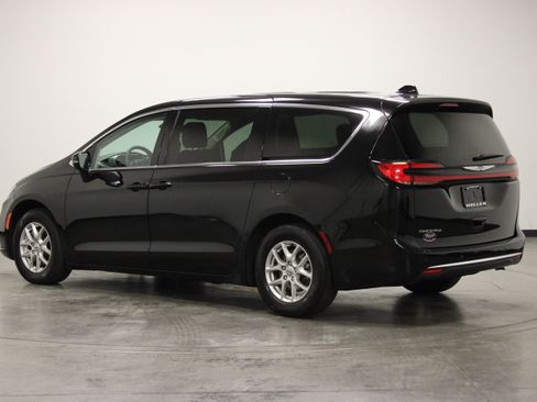Used 2024 Chrysler Pacifica Touring-L FWD image 6
