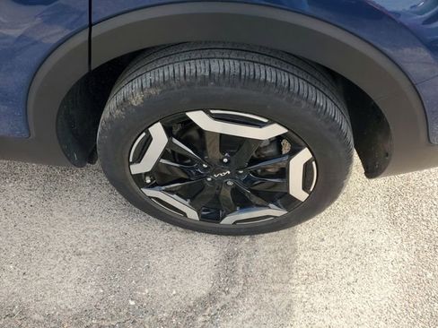 Used 2024 Kia Telluride EX w/ EX Captain's Chair Package image 7