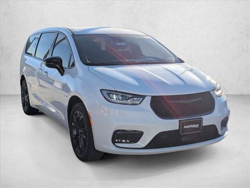 New 2026 Chrysler Pacifica Select AWD/4WD image 7
