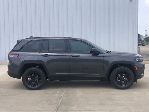 New 2025 Jeep Grand Cherokee Altitude image 9