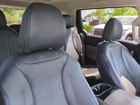 Used 2025 Kia Carnival FWD image 7