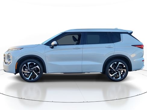 Used 2024 Mitsubishi Outlander SEL image 3