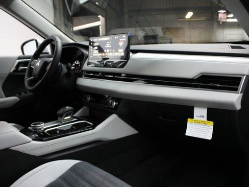 New 2025 Mitsubishi Outlander SE image 17