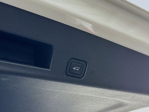 Used 2025 GMC Acadia Elevation image 31