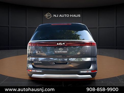 Used 2024 Kia Carnival LX FWD image 9
