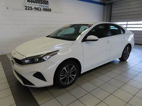 Used 2024 Kia Forte LXS image 2