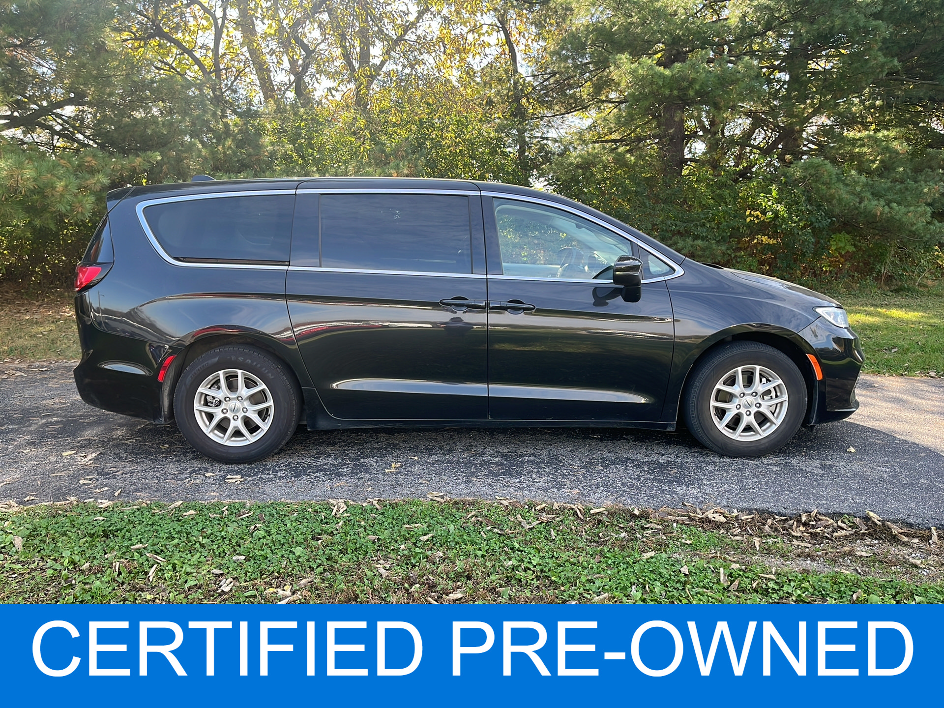 Used 2023 Chrysler Pacifica Touring-L FWD image 2