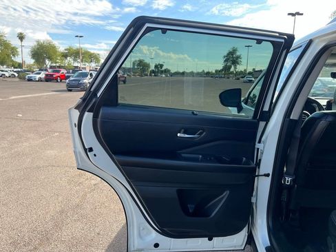 Used 2023 Nissan Pathfinder SL image 25