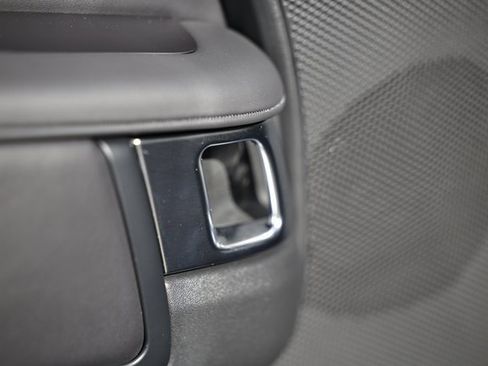 New 2025 Land Rover Discovery Metropolitan Edition image 29