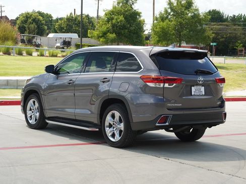 Used 2019 Toyota Highlander Limited FWD image 3