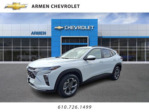 Used 2024 Chevrolet Trax LT w/ Sunroof Package FWD image 1