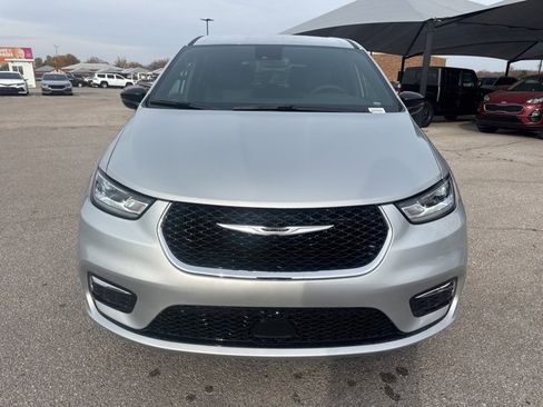 New 2026 Chrysler Pacifica Select image 2