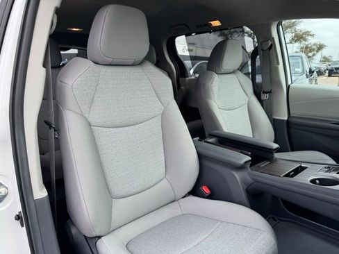 Used 2024 Toyota Sienna LE image 29