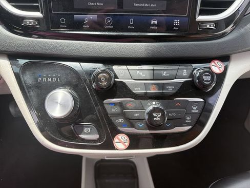 Used 2023 Chrysler Pacifica Touring-L FWD image 36
