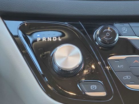 Certified 2024 Chrysler Pacifica Touring-L image 21