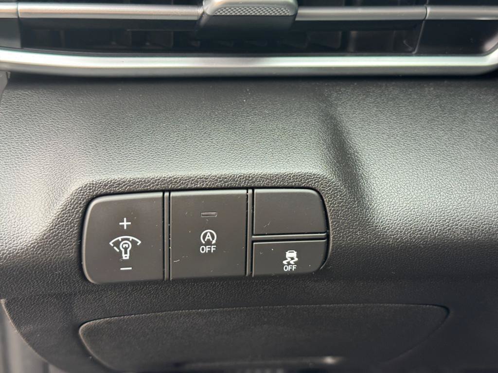 Used 2025 Hyundai Elantra SE FWD image 15