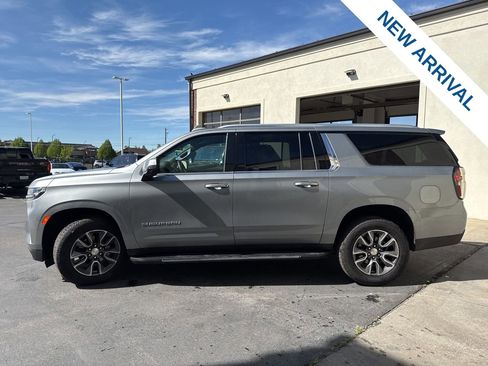 Used 2023 Chevrolet Suburban LT w/ Luxury Package image 4