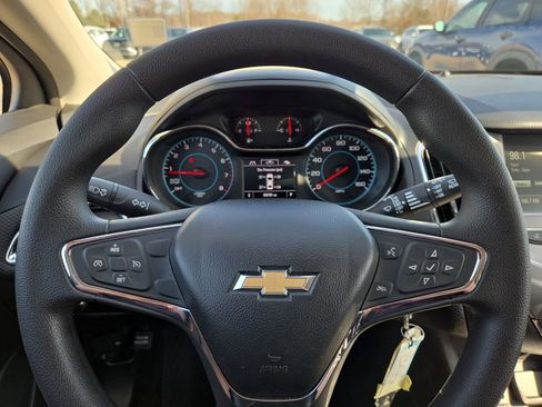 Used 2017 Chevrolet Cruze LT image 10