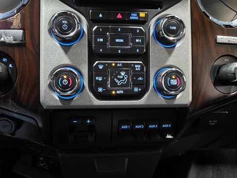 Used 2014 Ford F250 Lariat w/ Chrome Package image 33