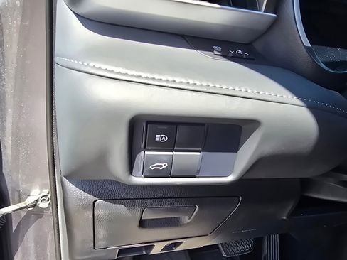 Used 2021 Toyota Highlander XLE image 18