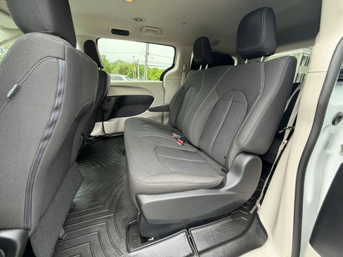 Used 2021 Chrysler Voyager L FWD image 16