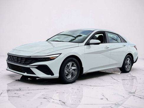 Used 2026 Hyundai Elantra SE FWD image 3