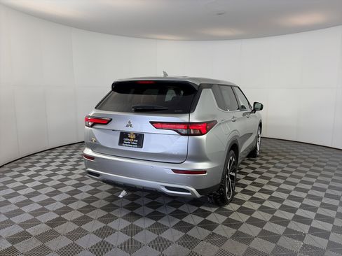 Used 2023 Mitsubishi Outlander SE image 11