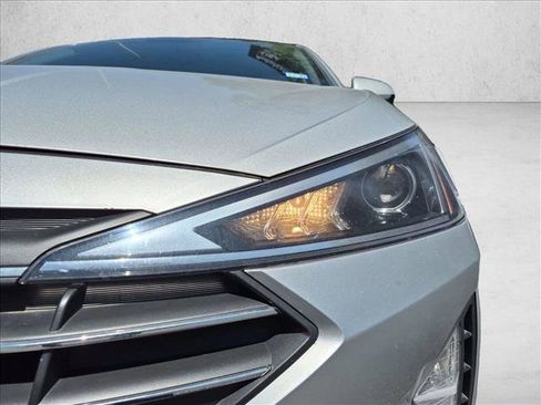 Used 2019 Hyundai Elantra SE FWD image 11