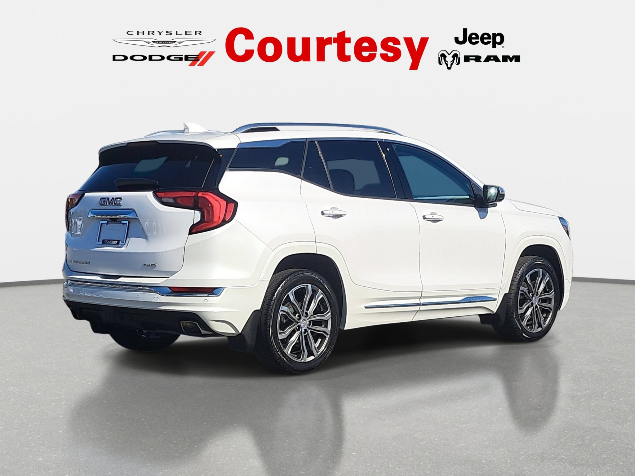 Used 2020 GMC Terrain Denali w/ Denali Premium Package AWD/4WD image 3