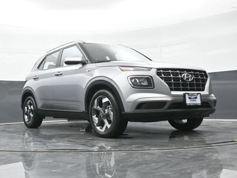 Used 2024 Hyundai Venue SEL image 39