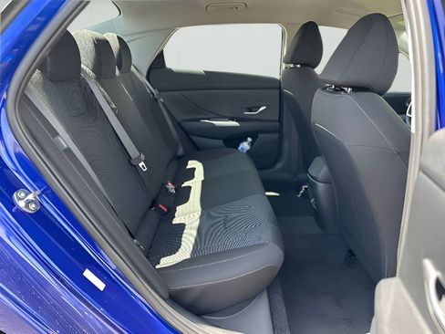 Used 2025 Hyundai Elantra SE w/ Cargo Package image 29