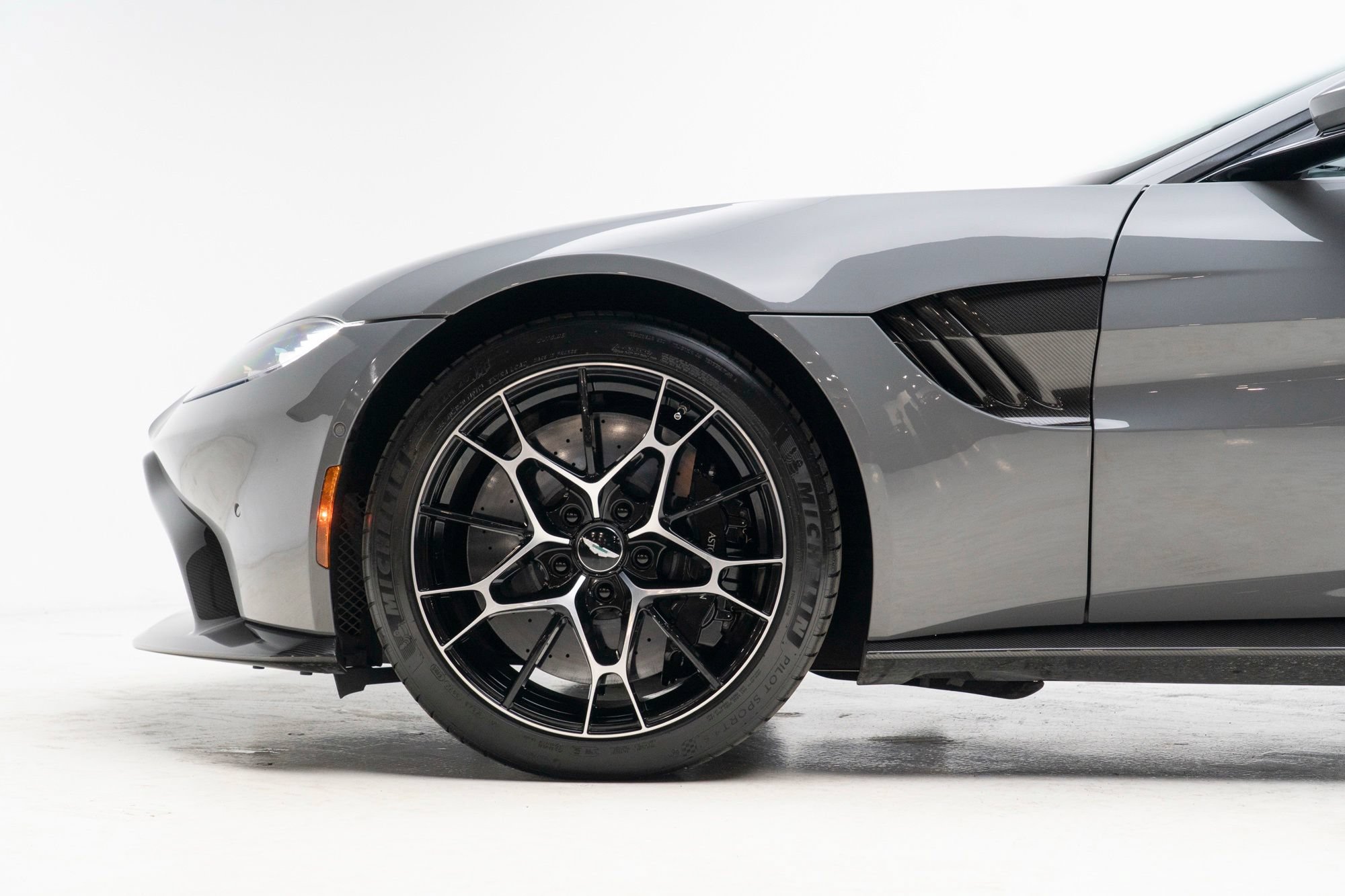 Used 2020 Aston Martin V8 Vantage AMR RWD image 93