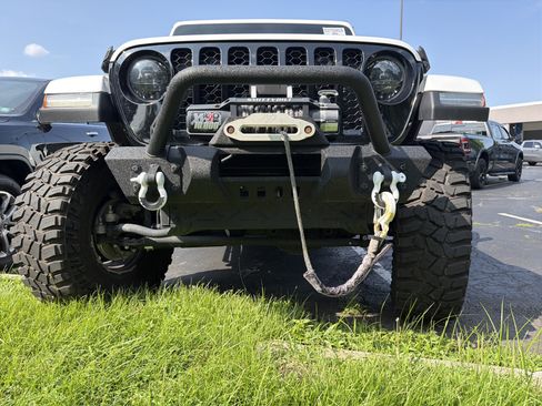 Used 2023 Jeep Gladiator Sport AWD/4WD image 2