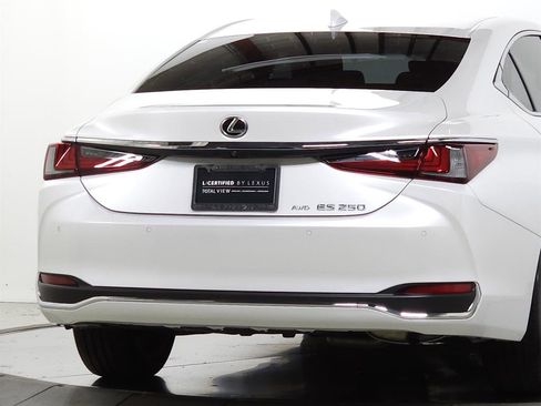 Certified 2024 Lexus ES 250 w/ Premium Package image 9