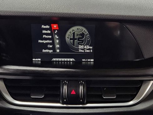 Used 2018 Alfa Romeo Stelvio AWD image 33