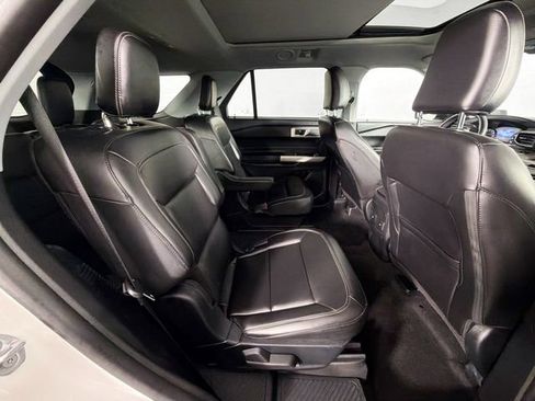 Used 2023 Ford Explorer XLT AWD/4WD image 28
