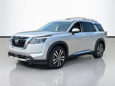Used 2025 Nissan Pathfinder Platinum w/ Cargo Package AWD/4WD image 2