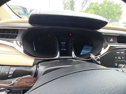 Used 2014 Toyota Avalon Limited w/ Technology Package FWD image 2