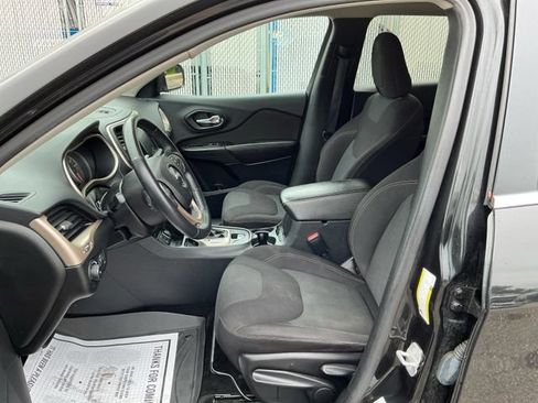 Used 2016 Jeep Cherokee Latitude w/ Cold Weather Group FWD image 9