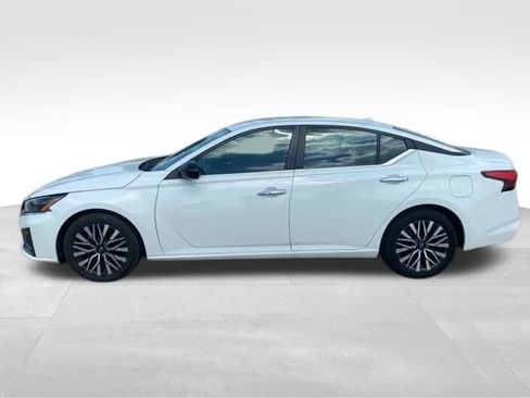 Used 2025 Nissan Altima 2.5 SV FWD image 2