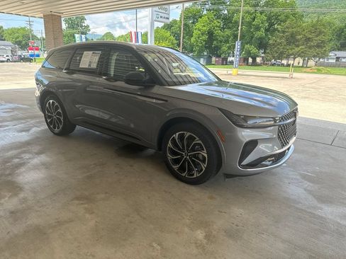 Used 2025 Lincoln Nautilus Reserve AWD/4WD image 3