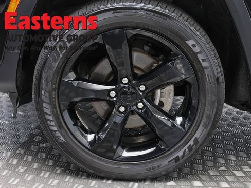 Used 2024 Jeep Grand Cherokee Laredo AWD/4WD image 32