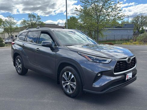 Used 2022 Toyota Highlander XLE AWD/4WD image 8
