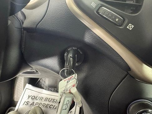 Used 2015 Jeep Cherokee Latitude w/ Cold Weather Group image 24